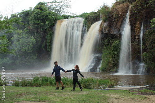 casal na cachoeira da fumaça em carrancas, minas gerais  photo