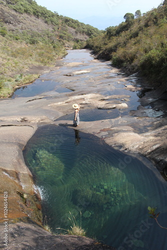 mulher nas piscinas naturais no vale encantado no parque nacional do caparaó  photo