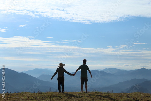 silhueta de casal com montanhas da serra da mantiqueira ao fundo em gonçalves, minas gerais 