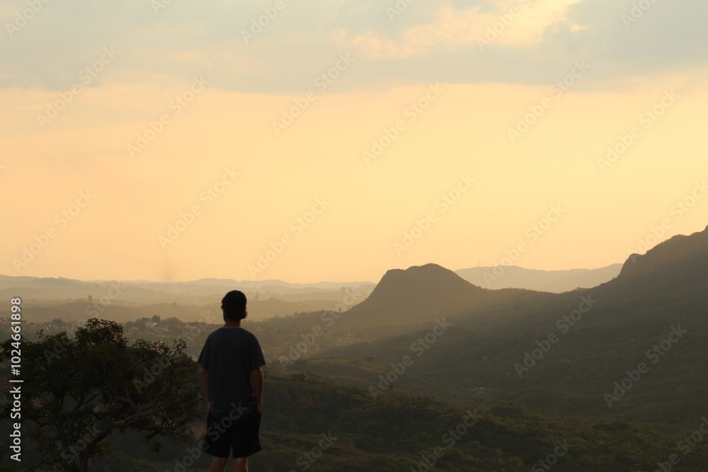 silhueta de homem com montanhas ao fundo no por do sol em tirandentes, minas gerais silhueta de homem com montanhas ao fundo no por do sol em tirandentes, minas gerais