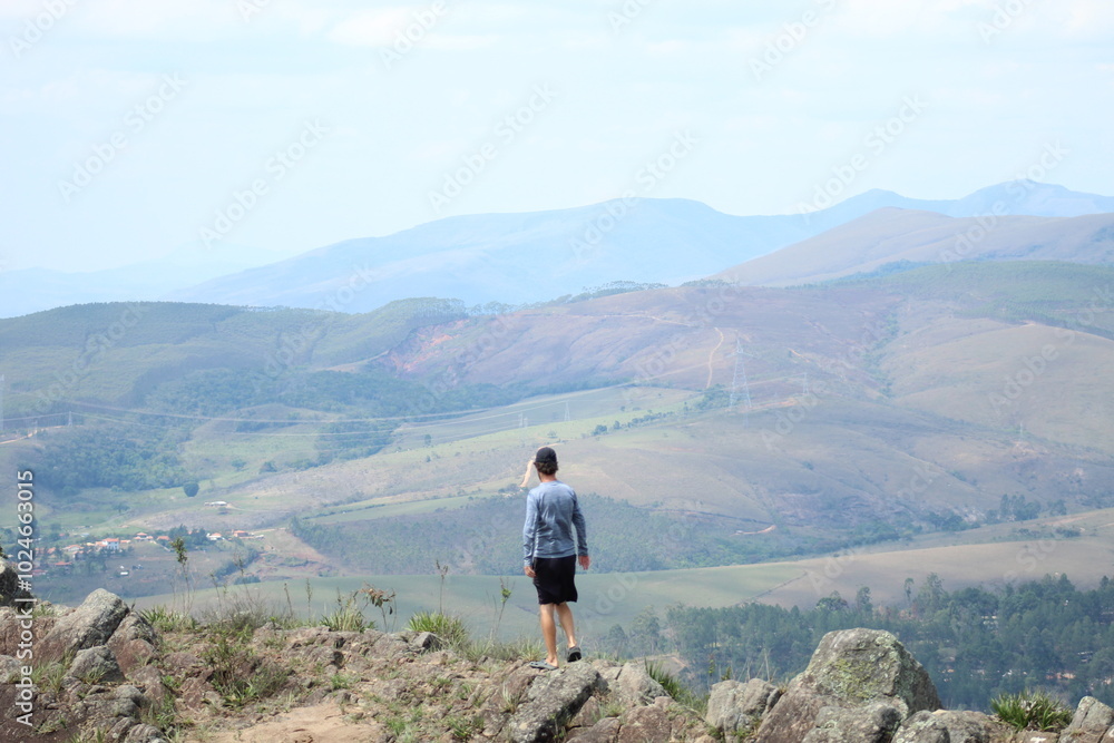 homem no mirante do cristo em bom jardim de minas, minas gerais homem no mirante do cristo em bom jardim de minas, minas gerais
