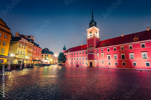 Obraz na płótnie Illuminated night view of Royal Castle in Warsaw and empty Castle Square. Fantastic autumn cityscape of capital of Poland - Warsaw city, Europe. Traveling concept background. w salonie
