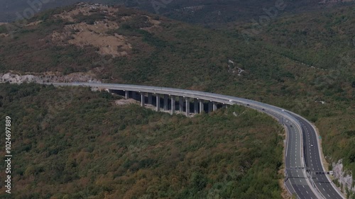 Autostrada w Chrowacji obok miasta Bakar