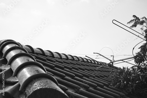 瓦屋根から倒れるアンテナ