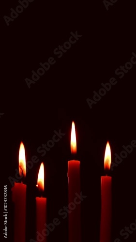 暗闇に灯る4本のローソク（クリスマスのアドベントクランツ）
