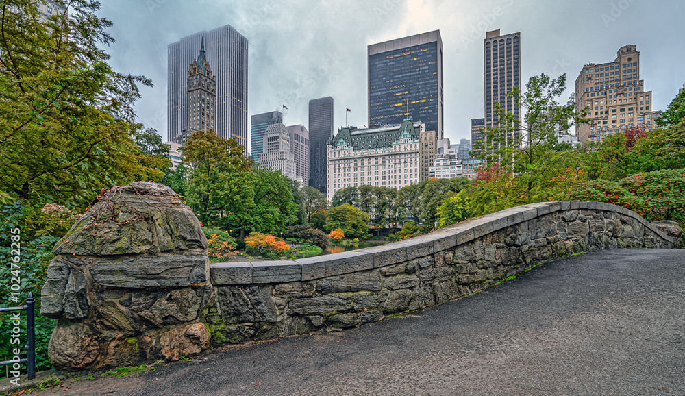 Gapstow Bridge in Central Park, early morning Gapstow Bridge in Central Park, early morning