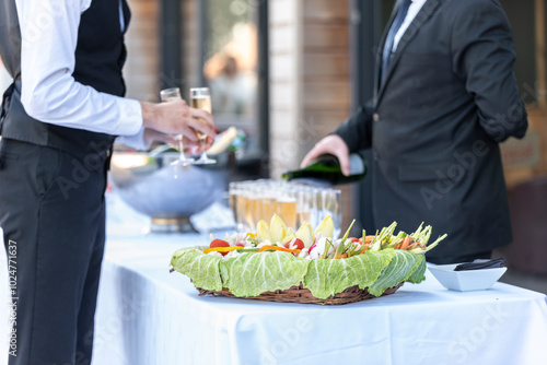 Serveurs préparant des flutes de champagne lors d'une réception en restaurant traiteur