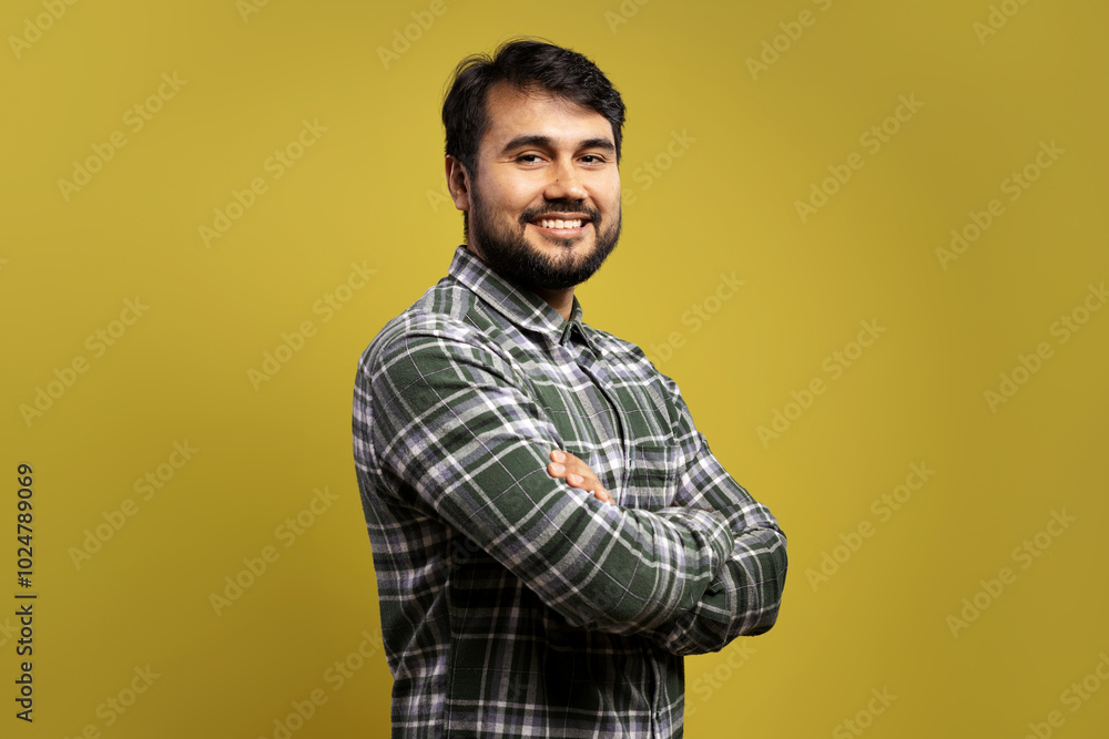 Fototapeta premium man with arms crossed in three-quarter pose, smiling
