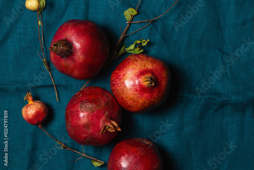 Obraz na płótnie Ripe red pomegranates on a turquoise linen napkin w salonie