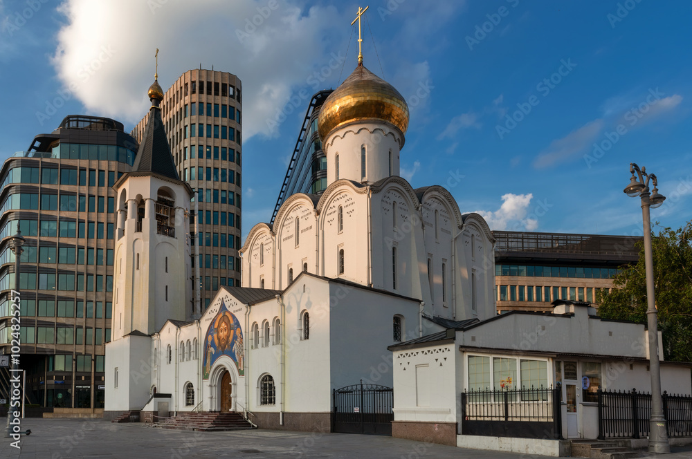 Obraz premium MOSCOW, RUSSIA. Evening view of the Church of St. Nicholas the Wonderworker at the Tverskaya Zastava and the office center 