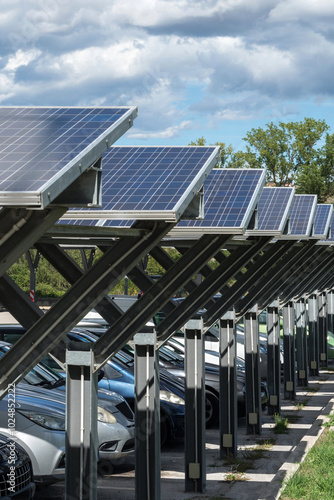Parcheggio con pannelli solari.