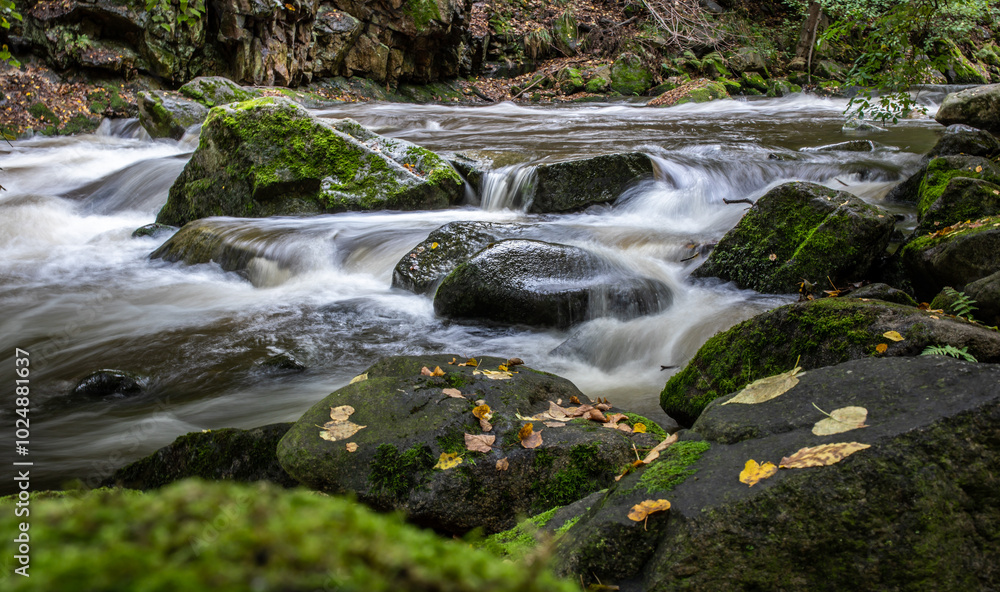 Ein reißender Fluss Langzeit Belichtet