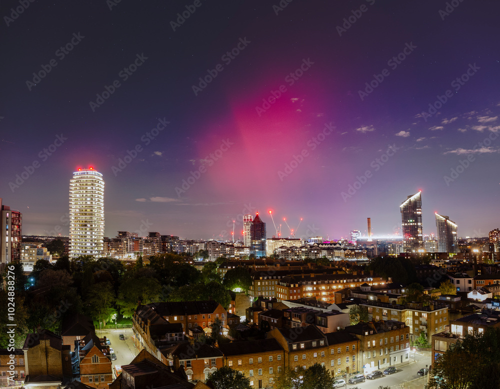Fototapeta premium Aurora over the city
