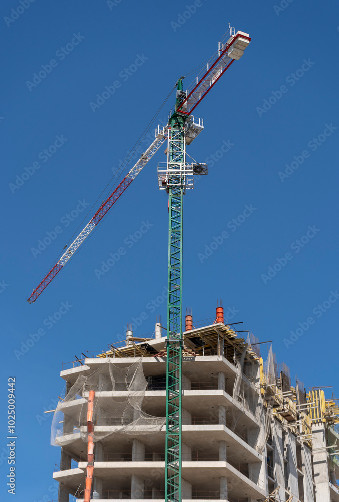 Edificio en construcción con grúa Edificio en construcción con grúa