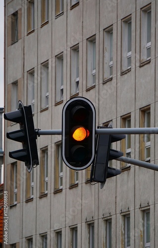 Sygnalizacja świetlna zabraniająca wjazdu za sygnalizator. Sygnał żółty ciągły widoczny na sygnalizacji. System kierujący ruchem drogowym.