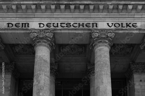Reichstagsgebäude in Berlin, mit der Aufschrift Dem Deutschen Volke