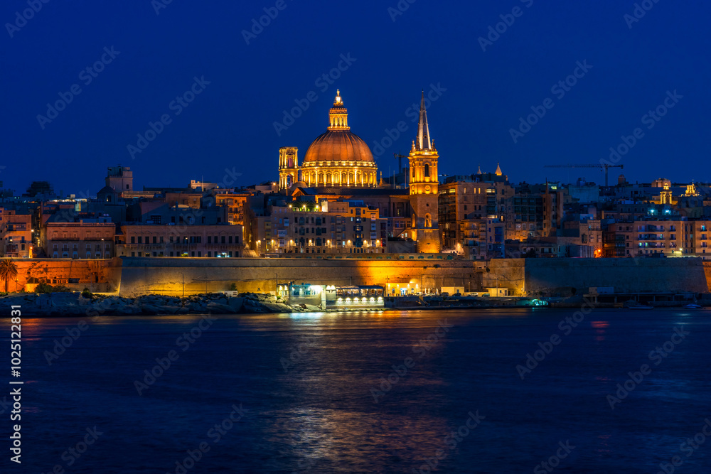 Fototapeta premium Night view of Valletta with St. Paul's Anglican Cathedral and Basilica of Our Lady of Mount Carmel, Malta