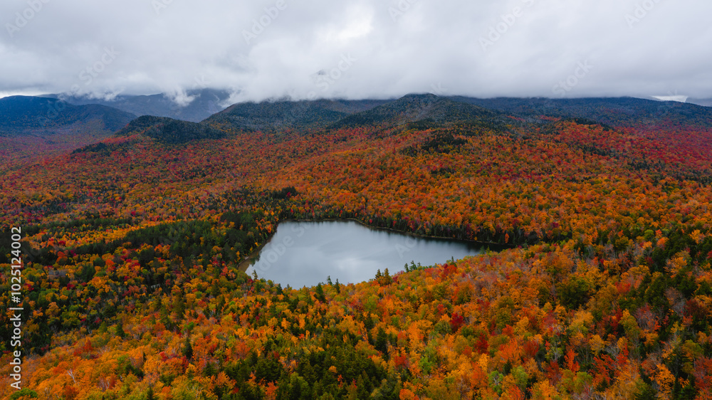 Obraz premium Epic Landscape Photography Incredible Fall Foliage Autumn Season View of Yellow, Orange, and Red Trees Mount Jo Adirondacks Around Lake Beautiful