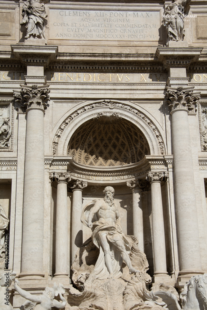 Obraz premium Trevi Fountain's Symbolic Guardians