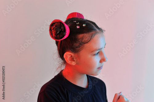 Menina sorridente com cabelo estilizado de bolinho  photo