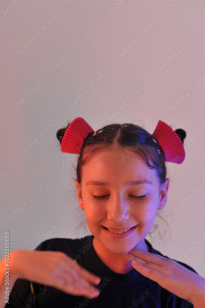 Menina sorridente com cabelo estilizado de bolinho Menina sorridente com cabelo estilizado de bolinho