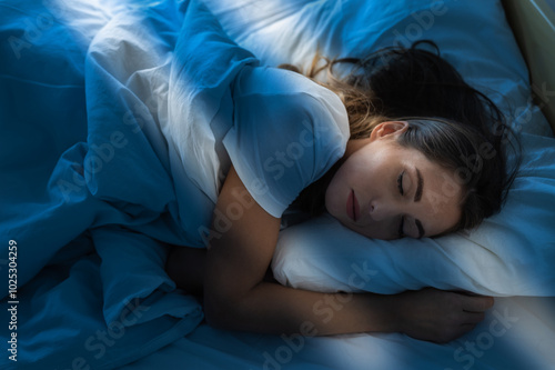 Foto Woman sleeping in bed in morning at sunrise
