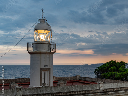 Costa Brava : Faro en la ciudad de Roses, Alt Empordà, España