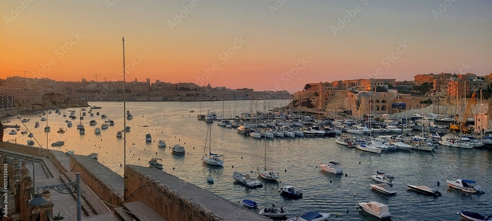 Obraz premium panorama at sunset boats