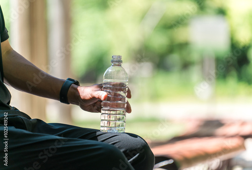 運動中に水・ミネラルウォーターを飲む男性（水分補給・運動・ワークアウト・ランニング・ウォーキング） 