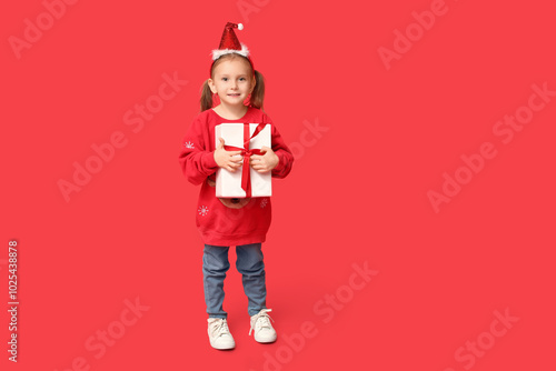 Cute little girl in Christm...