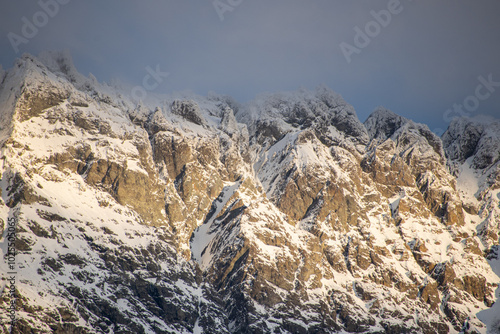 cerro nevado bajo las nubes