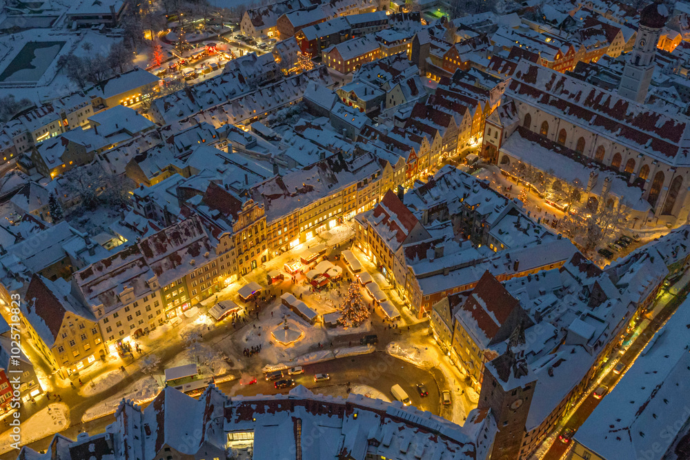Fototapeta premium Ausblick auf Landsberg am Lech an einem kalten Winterabend in der Weihnachtszeit