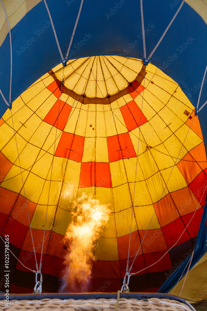 Obraz premium A hot air balloon with a fire in the bottom of it