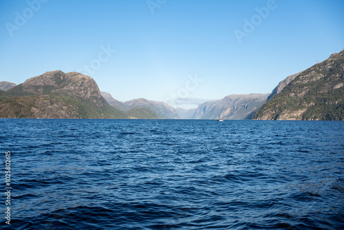 Wallpaper Mural Stavanger Norwegen: Lysefjord mit Hengjanefossen-Wasserfall, Vagabundenhöhle von Fantahålå und Preikestolen Torontodigital.ca