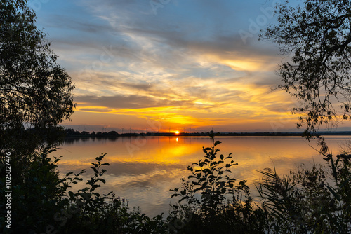 Sonnenuntergang am Dümmer in Niedersachsen.