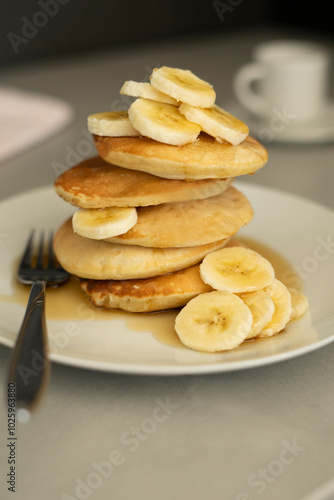 Pancake soffici con sciroppo d'acero su sfondo scuro, colata di sciroppo  photo