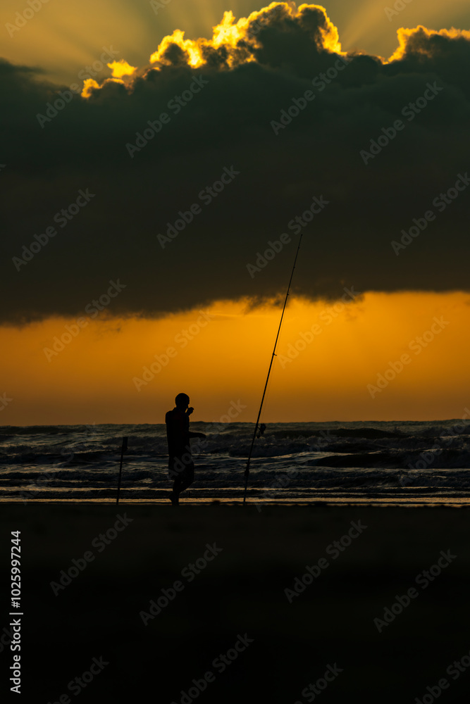 Pescador ao Amanhecer na Praia de Peruíbe, São Paulo, Brasil Pescador ao Amanhecer na Praia de Peruíbe, São Paulo, Brasil