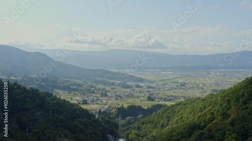 ドローン映像：山の奥に見える、小さな町