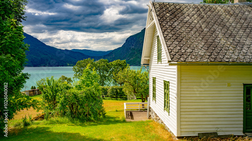 Bauernhof entlang des Sognefjords in Norwegen photo