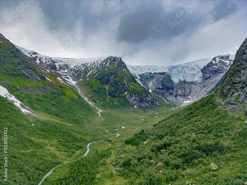 Wanderung zum Gletscher im Jostedalsbreen Nationalpark in Norwegen photo