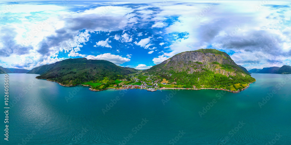 Fototapeta premium Das schöne Städtchen Solvorn am Sognefjord in Norwegen