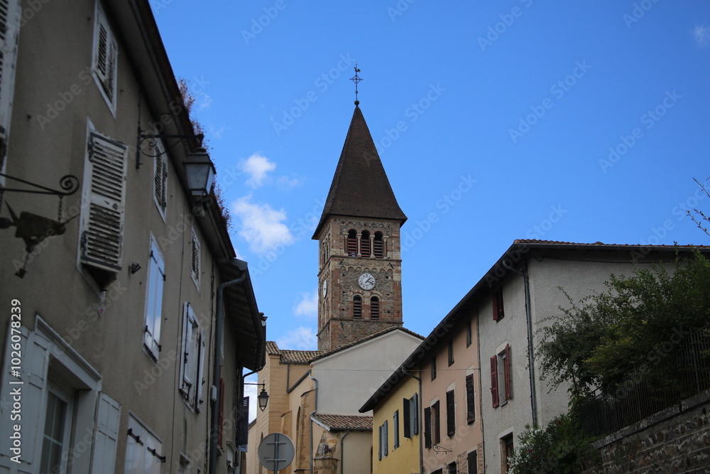 Fototapeta premium Clocher de l'église du village de Vaux-en-Beaujolais