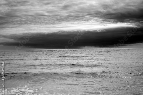 ciel d'orage sur l'océan sur l'île d'Oléron en France photo