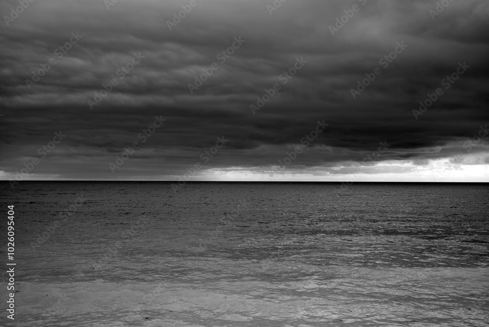 Fototapeta premium ciel d'orage sur l'océan sur l'île d'Oléron en France