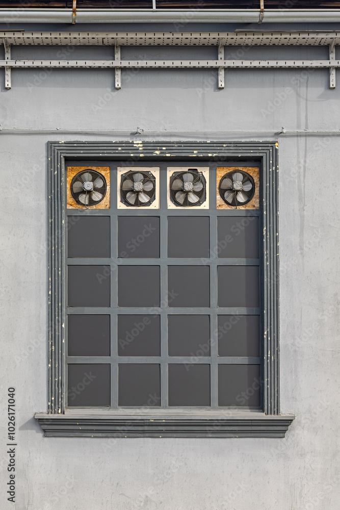Φωτογραφία Built in Row of Fans at Black Glass Dark Tinted Window Industrial Building