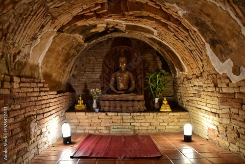 Obraz na płótnie Inside the chapel as a tunnel of Wat Umong temple. Located in Chiang Mai, THAILAND. w salonie