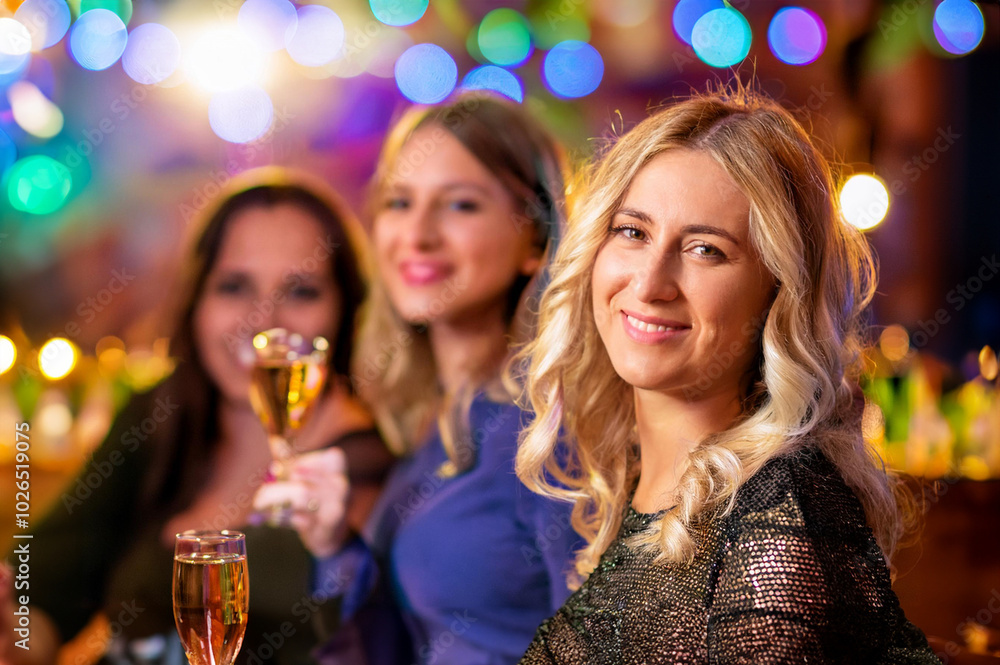 Junge Frauen feiern zusammen