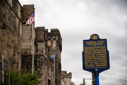Foto Fairmount Avenue entrance and historical marker at the Eastern State Penitentiary historic site