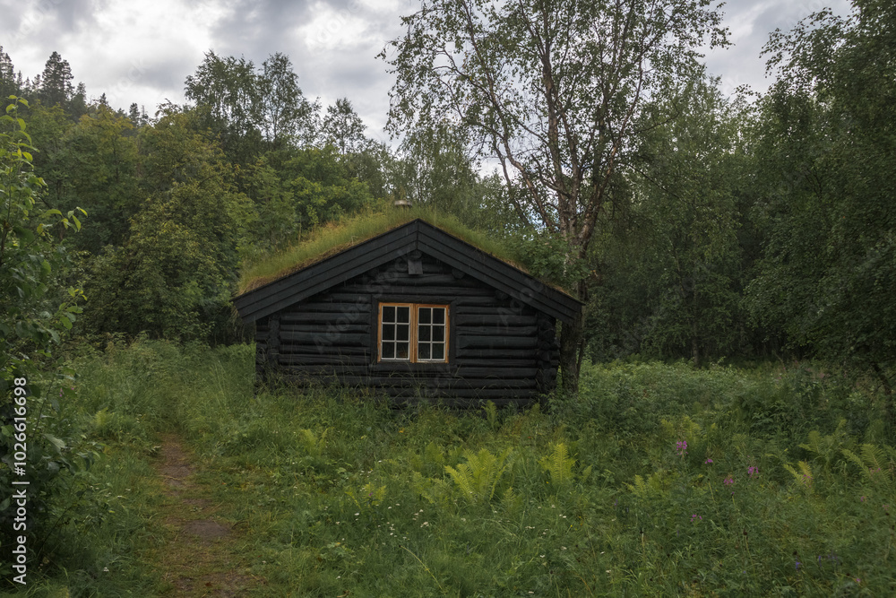 Holzhütte im Wald im Nationalpark Reisadalen, Norwegen Holzhütte im Wald im Nationalpark Reisadalen, Norwegen