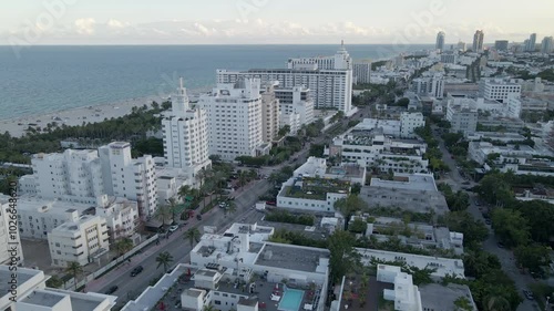 Vista aérea de Miami, ciudad costera con arquitectura moderna junto al mar